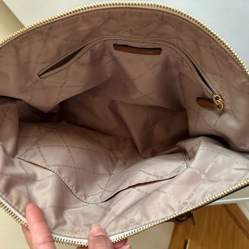 Michael Kors Tan and White Tote Bag - Picture 5 of 15